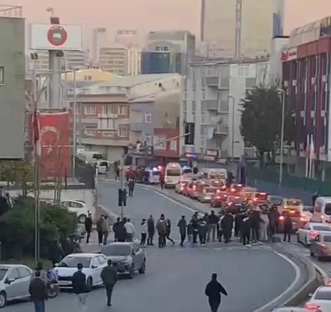 Taraftarlar birbirine girdi! Takım minibüsü taşlandı