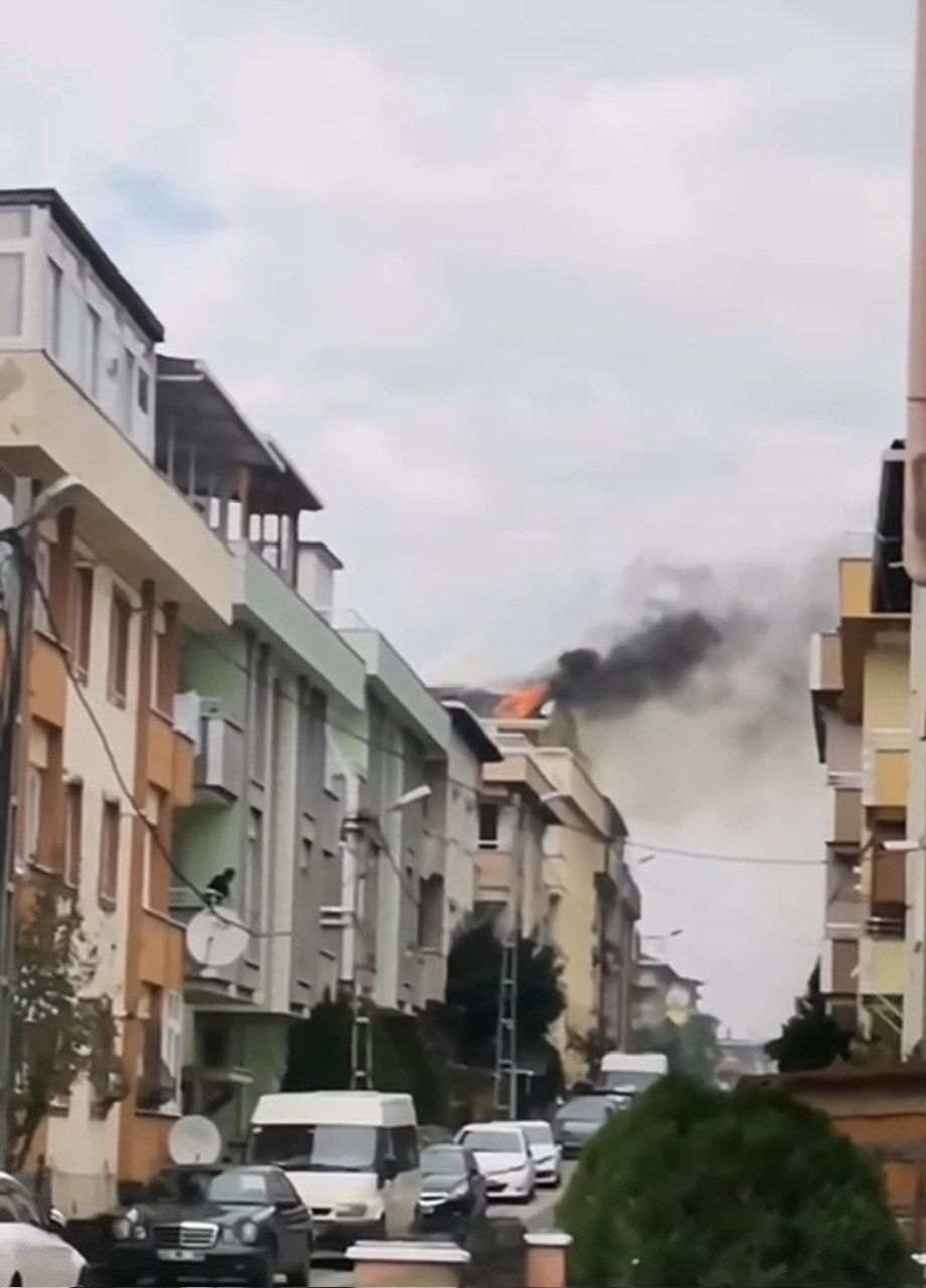 4 katlı binanın çatı katında yangın