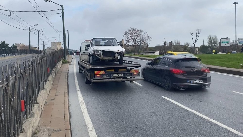 Otomobil tramvay yolundaki bariyerlere çarptı