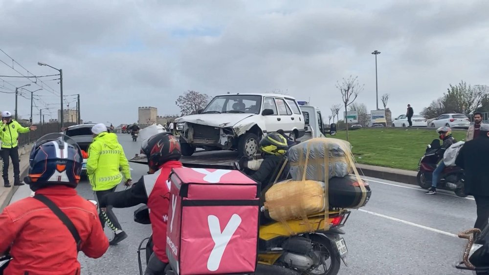 Otomobil tramvay yolundaki bariyerlere çarptı