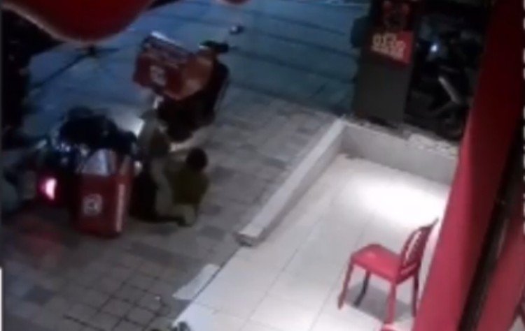 Sultangazi'de görünmez kazalar: Açık sandığı kapının camına çarptı