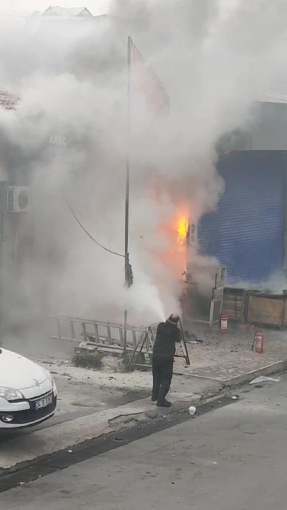 Tamirhanede çıkan yangından otomobiller kurtarıldı