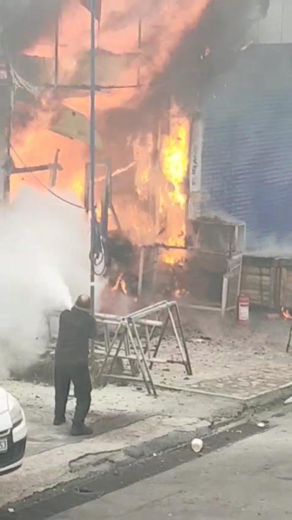 Tamirhanede çıkan yangından otomobiller kurtarıldı