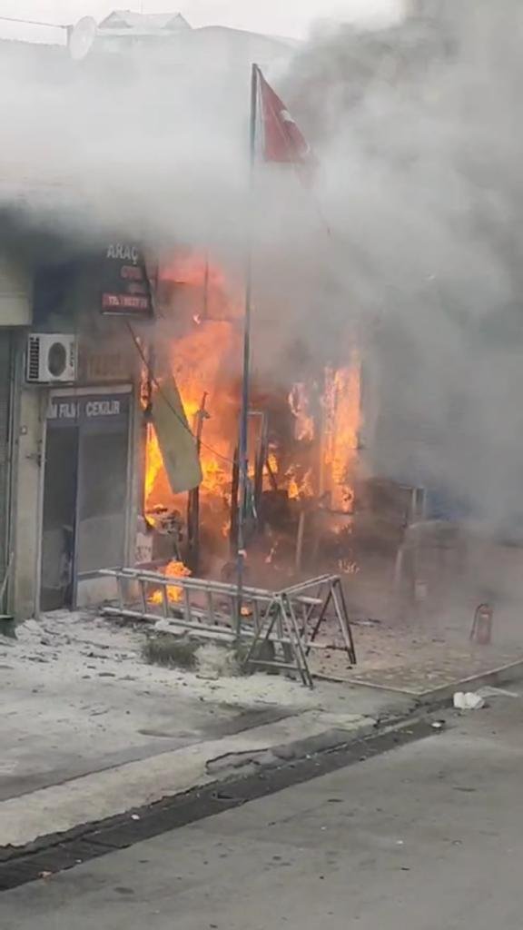 Tamirhanede çıkan yangından otomobiller kurtarıldı