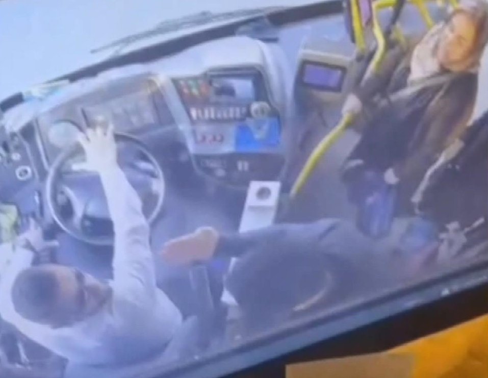 Yolcuya verdiği cevaba sinirlendi, polis İETT şoförünü darp etti