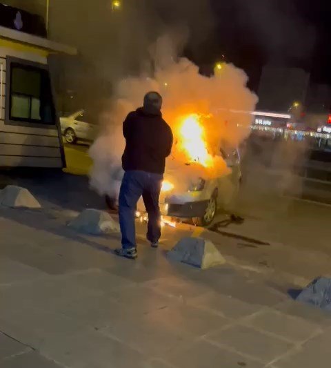 İçinde uyuduğu araç alev aldı! Sürücü son anda kurtuldu