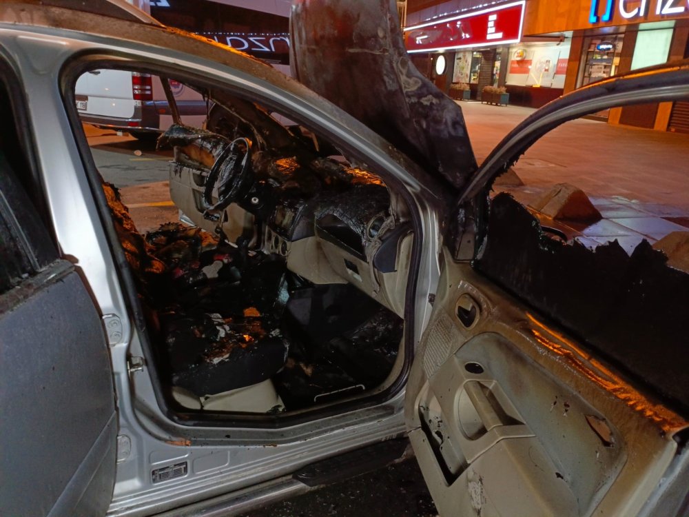 İçinde uyuduğu araç alev aldı! Sürücü son anda kurtuldu