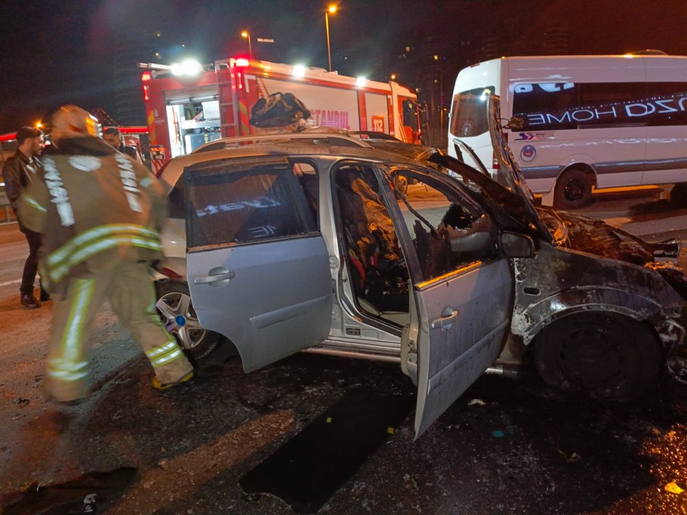 İçinde uyuduğu araç alev aldı! Sürücü son anda kurtuldu