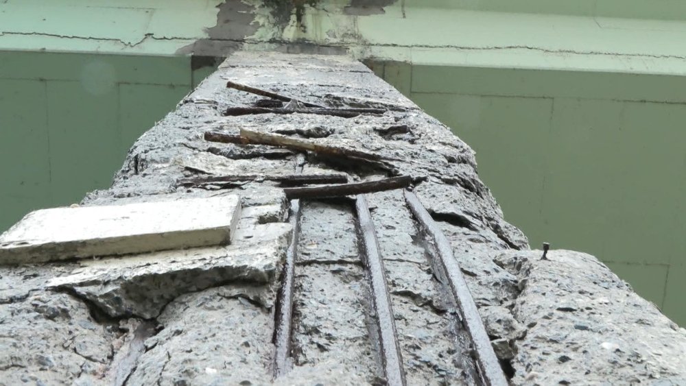 Beton parçaları düşen köprü tehlike saçıyor