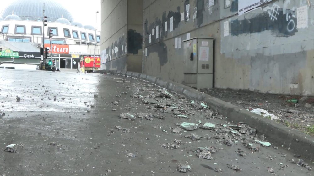 Beton parçaları düşen köprü tehlike saçıyor