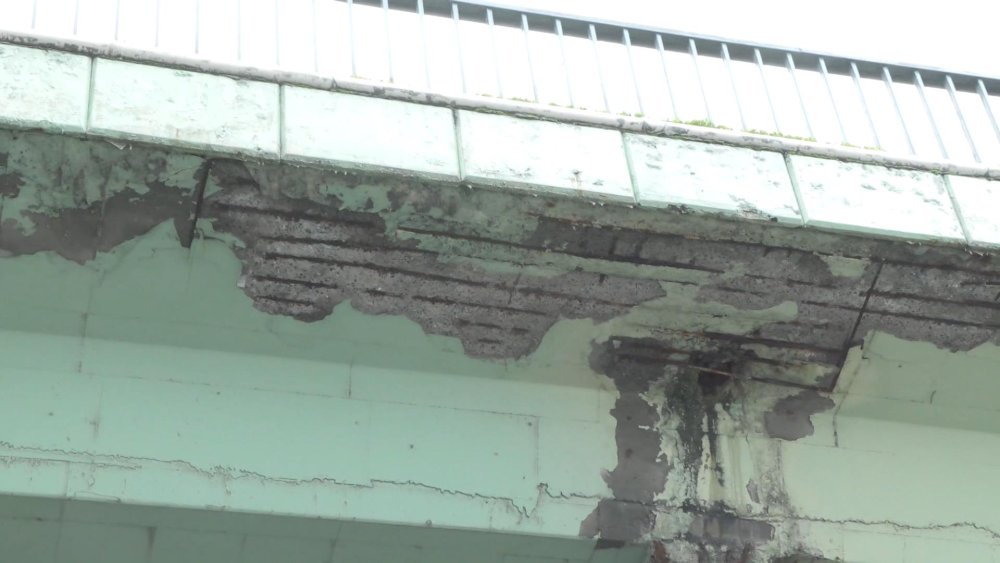 Beton parçaları düşen köprü tehlike saçıyor