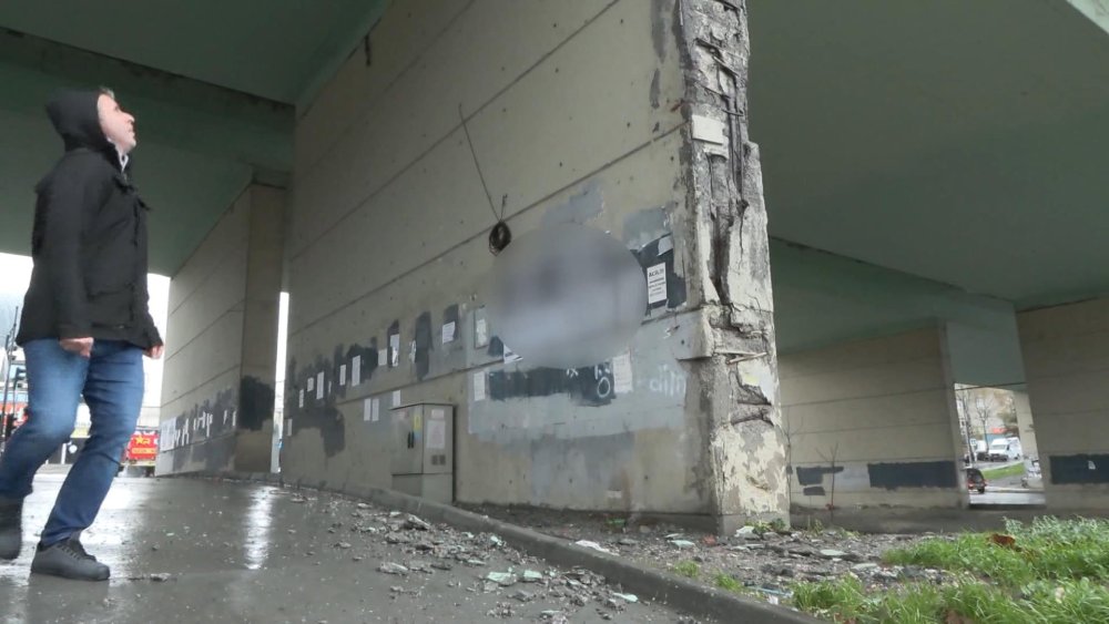 Beton parçaları düşen köprü tehlike saçıyor