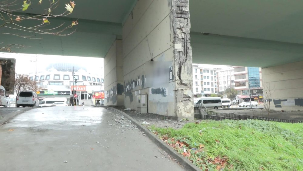 Beton parçaları düşen köprü tehlike saçıyor