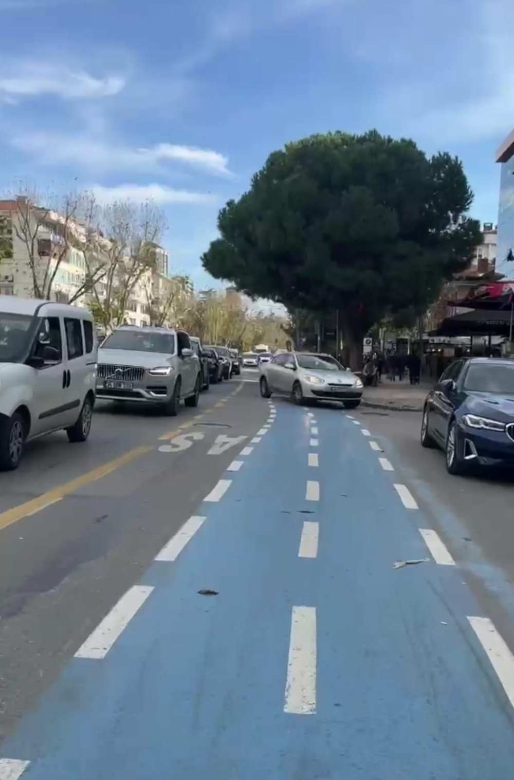 Bisiklet yolu tehlike saçıyor