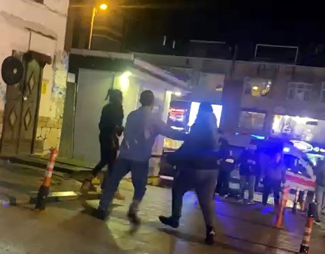 Motosikletli ile taksi çarpıştı, ortalık karıştı!