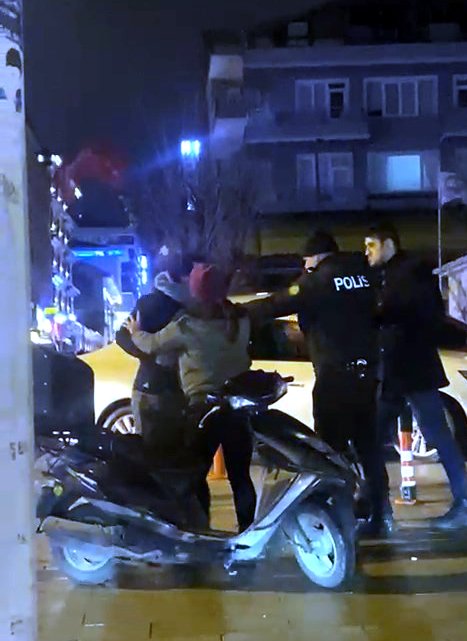 Motosikletli ile taksi çarpıştı, ortalık karıştı!