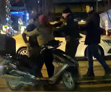 Motosikletli ile taksi çarpıştı, ortalık karıştı!