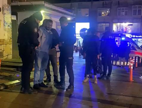 Motosikletli ile taksi çarpıştı, ortalık karıştı!