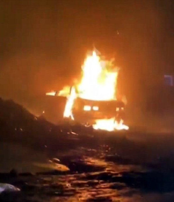 Seyir halindeki araç alev alev yandı