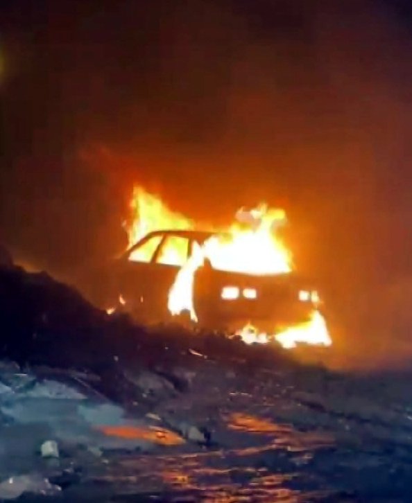 Seyir halindeki araç alev alev yandı