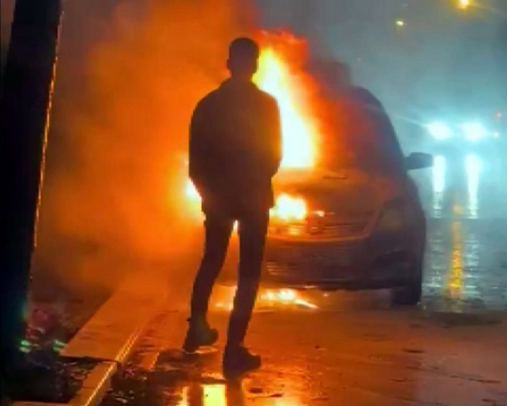 Seyir halindeki araç alev alev yandı