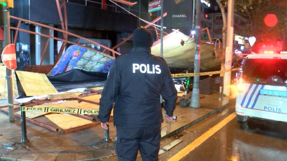 Şiddetli rüzgar, inşaat panelini devirdi