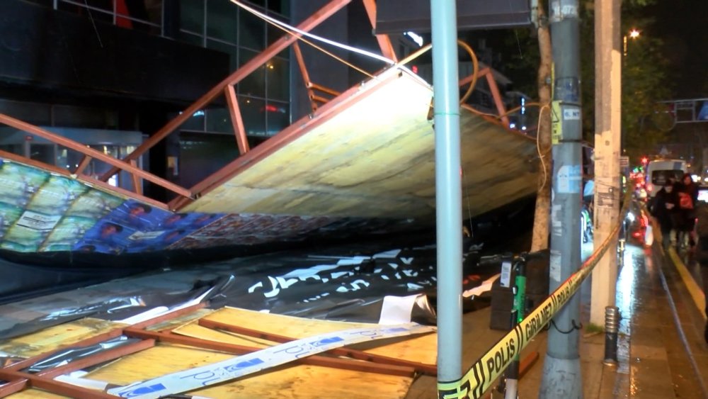 Şiddetli rüzgar, inşaat panelini devirdi