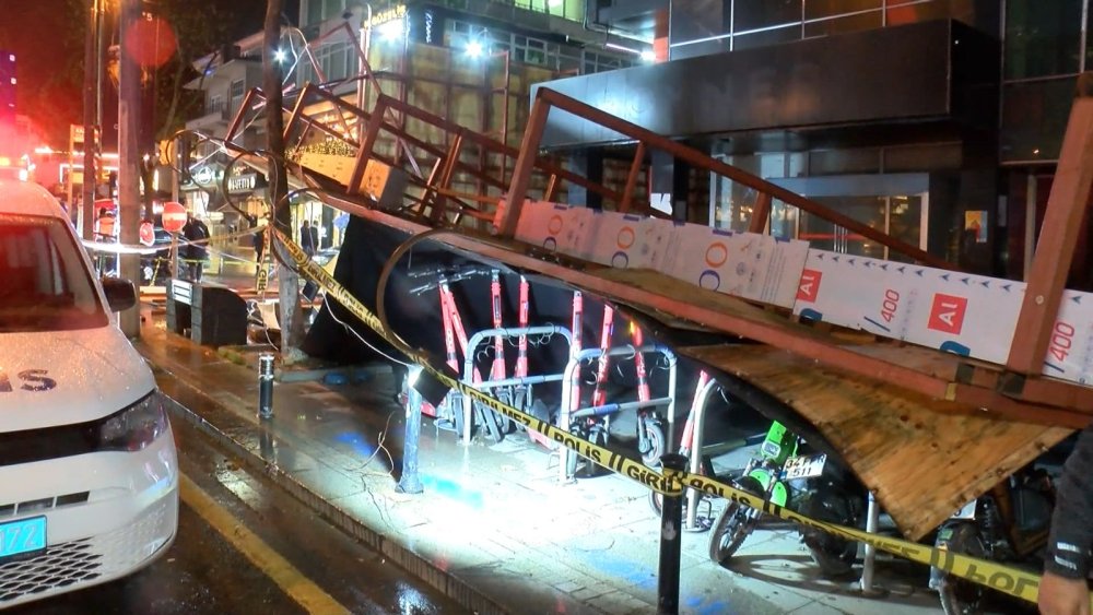 Şiddetli rüzgar, inşaat panelini devirdi