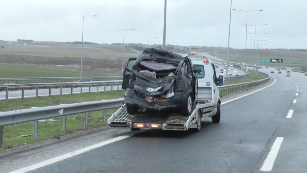 TIR, 2 otomobile çarptı: 3'ü çocuk 7 yaralı