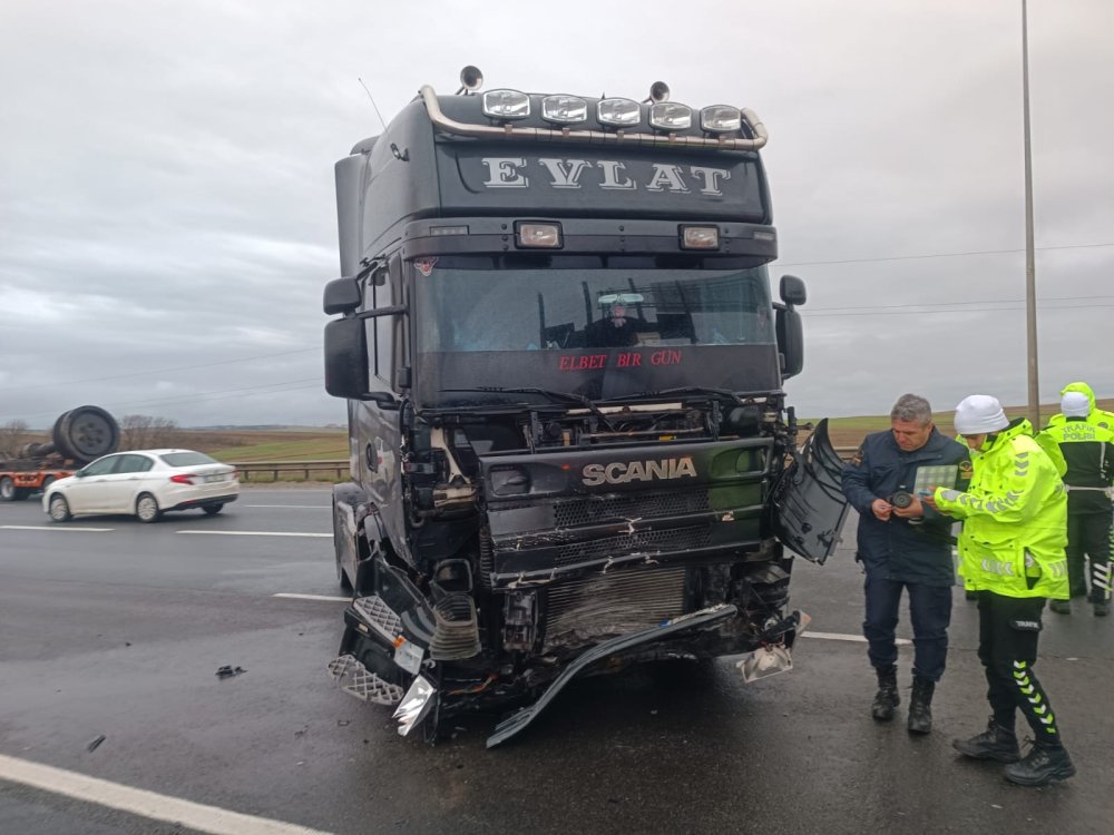 TIR, 2 otomobile çarptı: 3'ü çocuk 7 yaralı