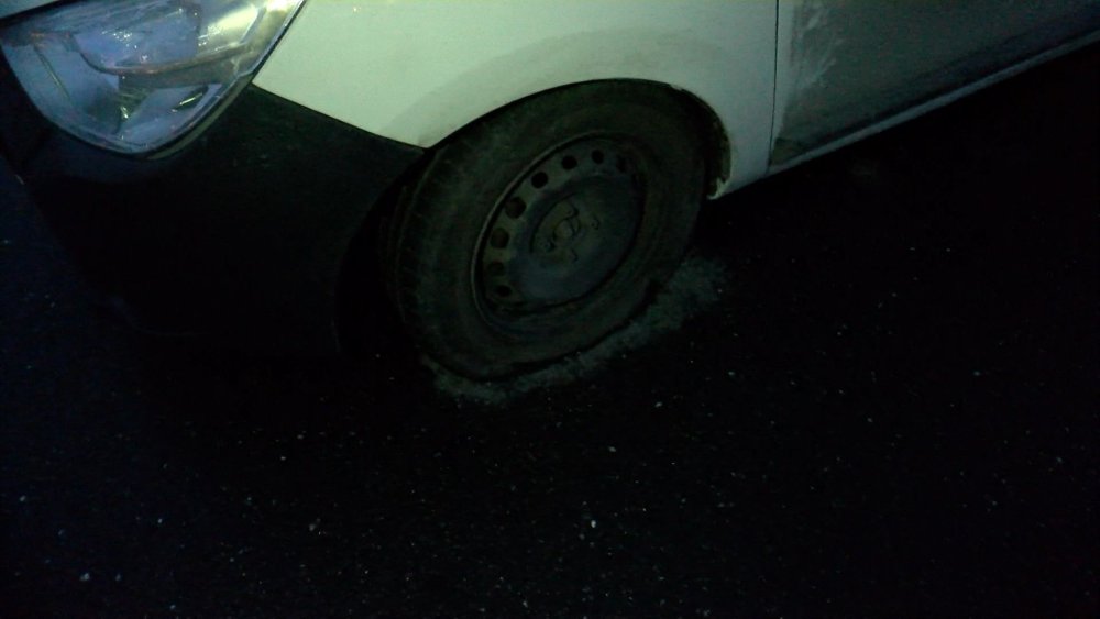 Yola düşen beton parçası araçlara zarar verdi