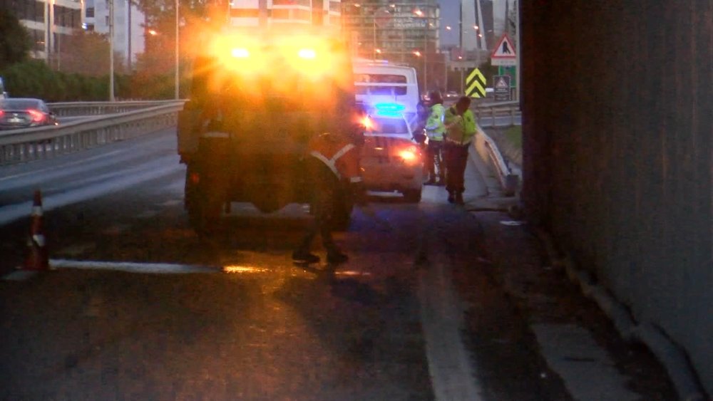 Yola düşen beton parçası araçlara zarar verdi