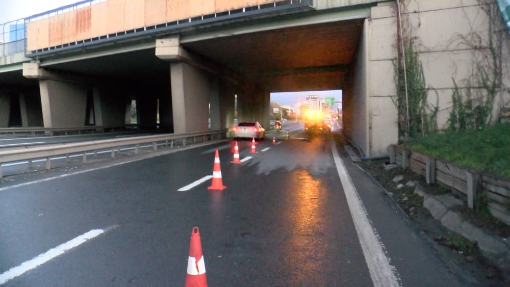 Yola düşen beton parçası araçlara zarar verdi