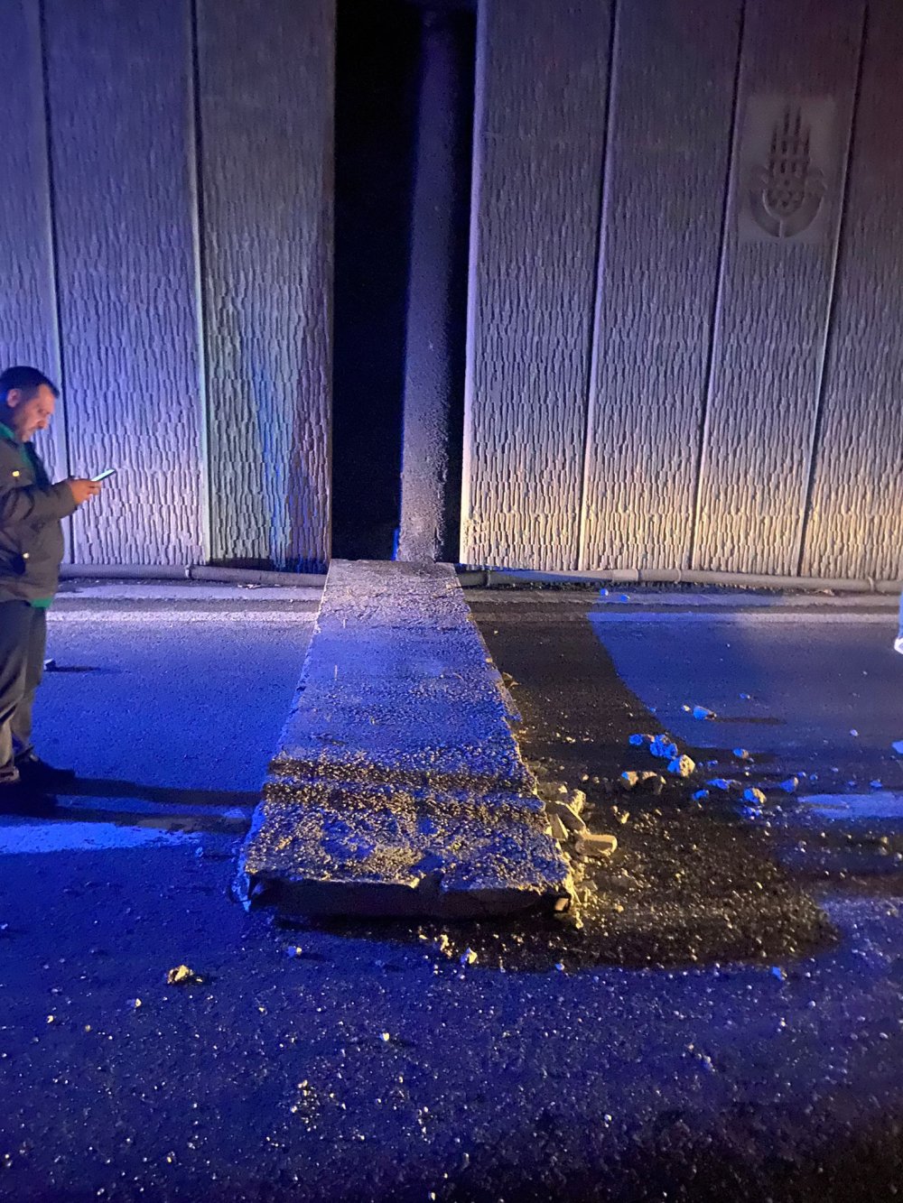 Yola düşen beton parçası araçlara zarar verdi