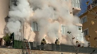 4 katlı binada korkutan yangın!