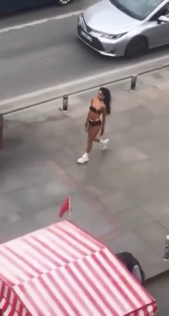 Bikini ile caddede gezen manken gözaltında!