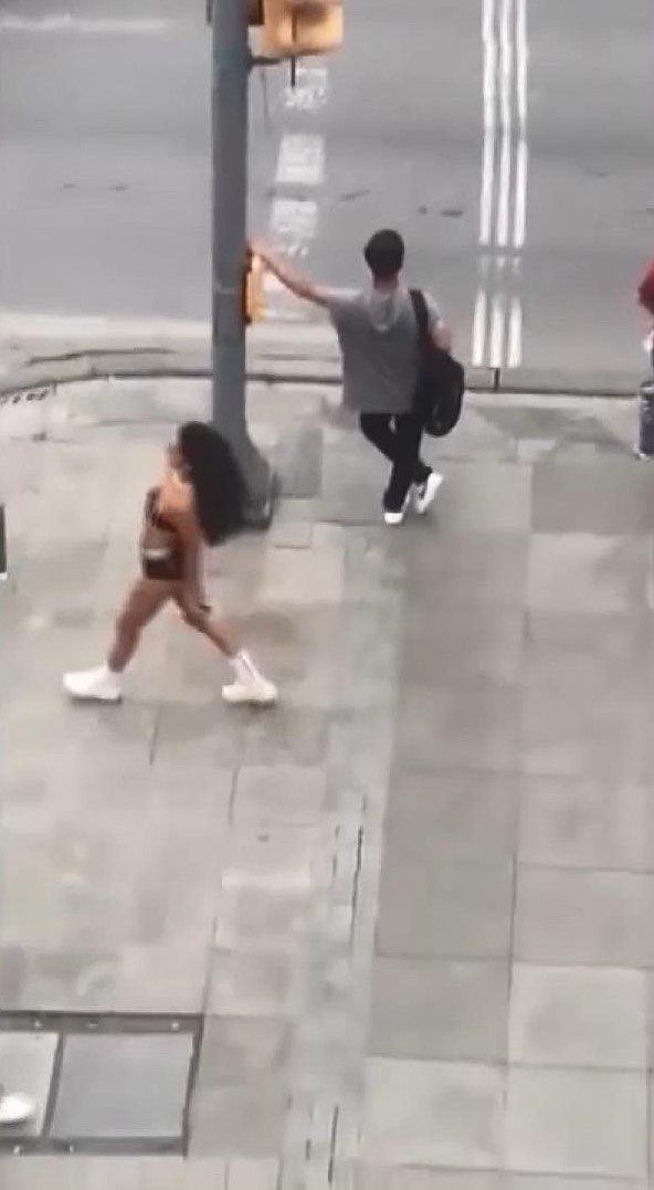 Bikini ile caddede gezen manken gözaltında!