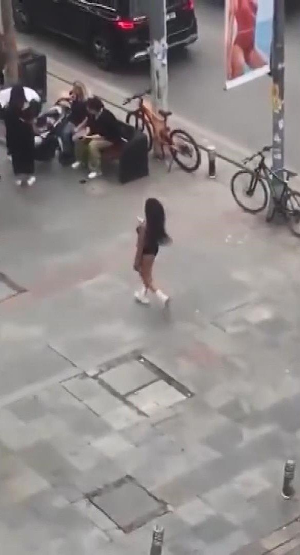 Bikini ile caddede gezen manken gözaltında!