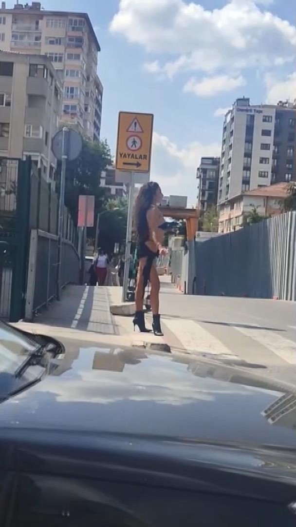 Bikini ile caddede gezen manken gözaltında!