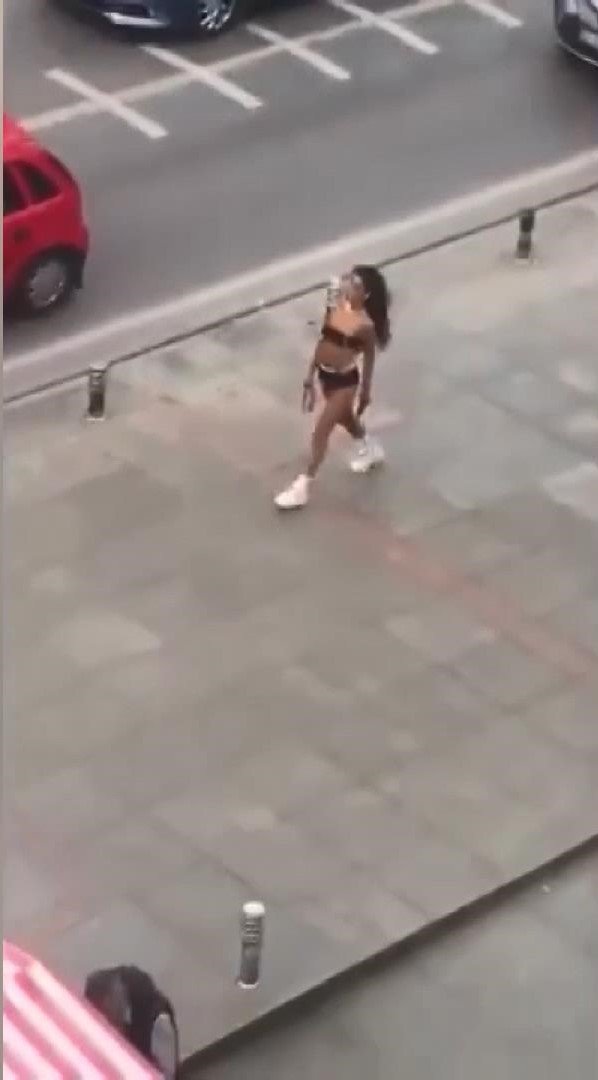 Bikini ile caddede gezen manken gözaltında!