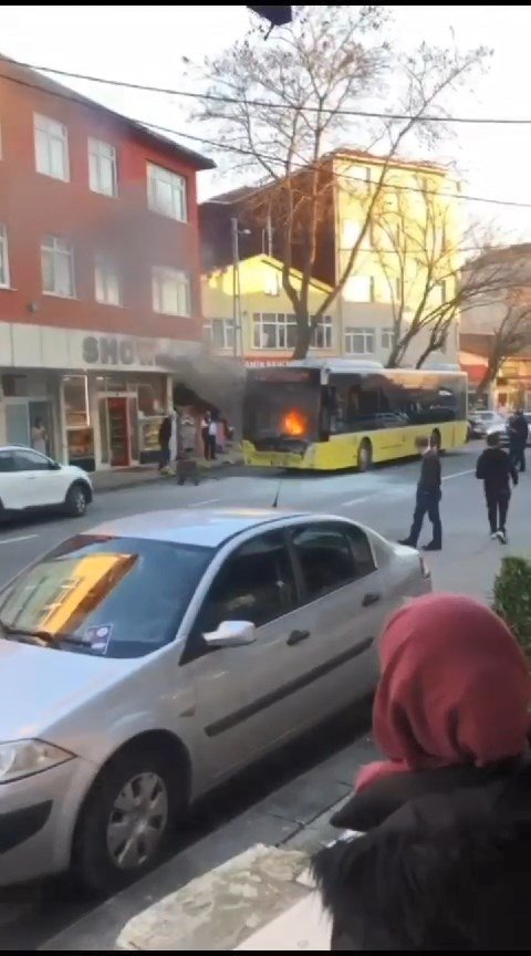 Sarıyer'de seyir halindeki İETT otobüsü yandı!