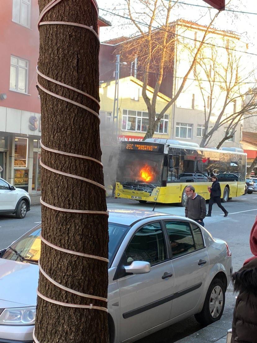 Sarıyer'de seyir halindeki İETT otobüsü yandı!