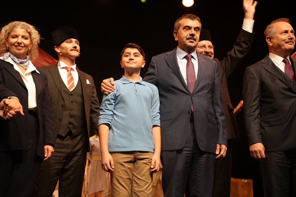 'Cumhuriyete Doğru' tiyatro oyunu Bakan Tekin’in katılımıyla sergilendi