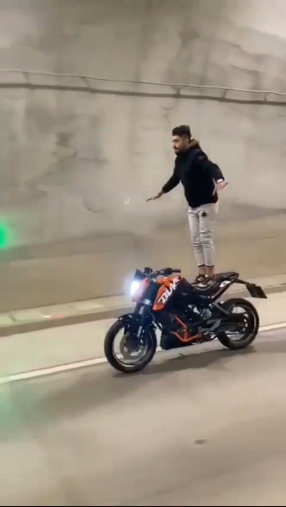 Tünelde akrobatik hareketler yapan motorcuya ceza!