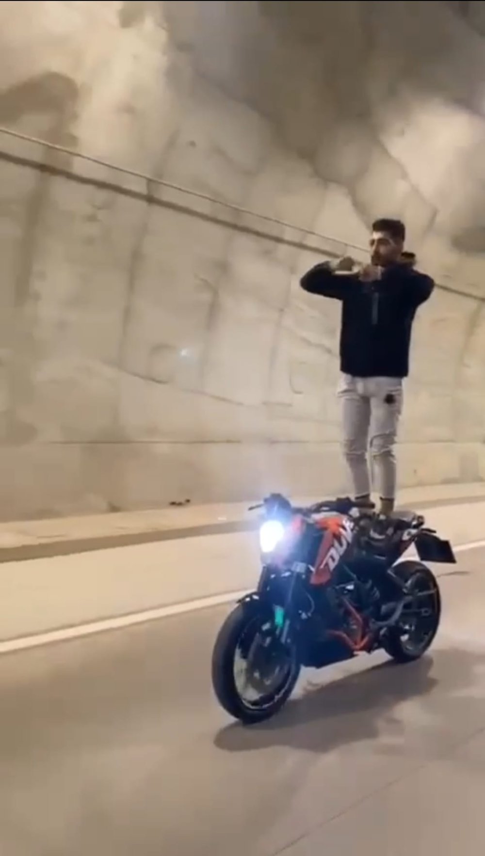 Tünelde akrobatik hareketler yapan motorcuya ceza!