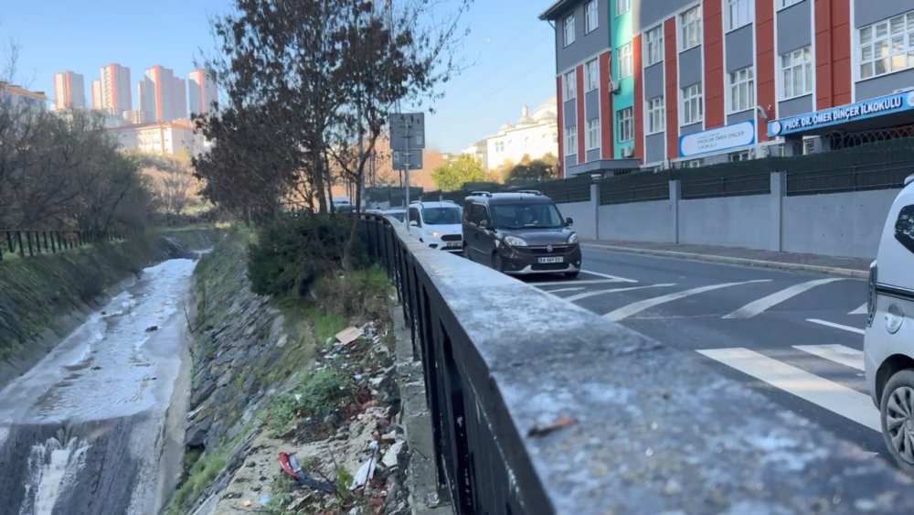 Köpüklü dere tedirginlik yarattı! Kimyasal tehlikesi mi var?