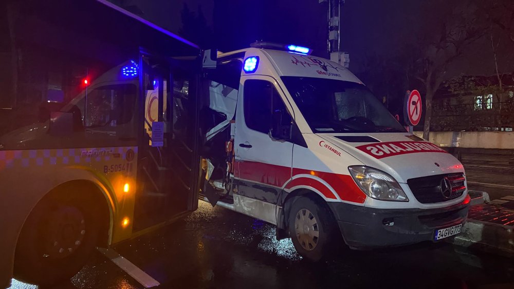 Ambulansla İETT otobüsü çarpıştı!