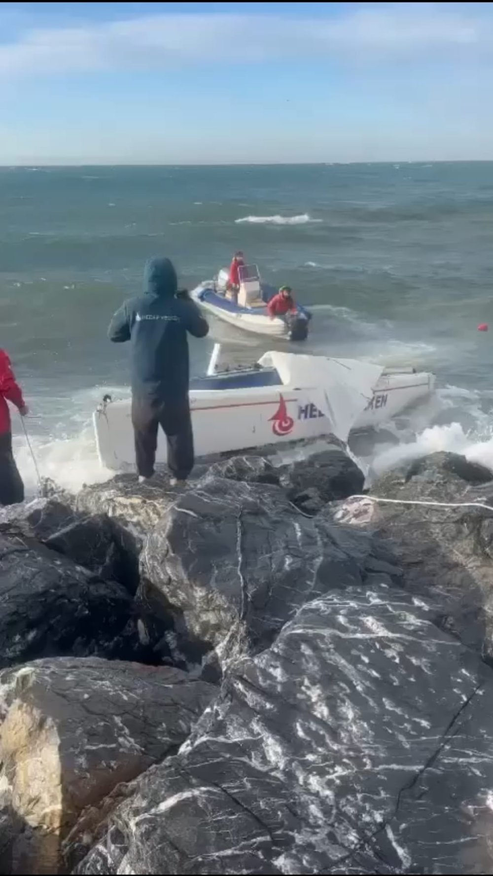 Fırtınada sürüklenen tekne kayalıklara çarptı