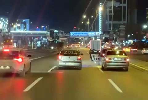 Trafikte kapısı açık otomobille yeni yıl kutlaması!