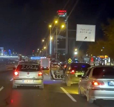 Trafikte kapısı açık otomobille yeni yıl kutlaması!
